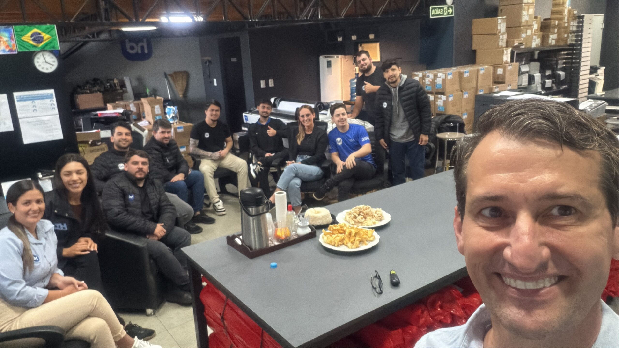 Edney Prigol e a equipe da HD Impressoras durante o treinamento Atendimento de Alta Performance, em São Miguel do Oeste