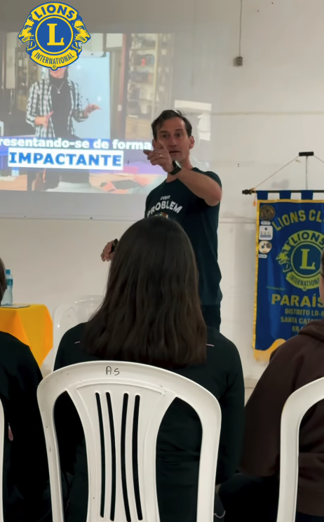 Edney Prigol apresenta técnicas de comunicação impactante durante curso de oratória do Lions Clube Paraíso