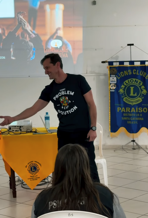 Edney Prigol conduz atividade sobre comunicação assertiva no curso de oratória do Lions Clube Paraíso