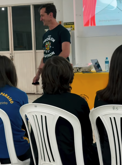 Jovens do Lions Clube Paraíso acompanham o curso de oratória com Edney Prigol