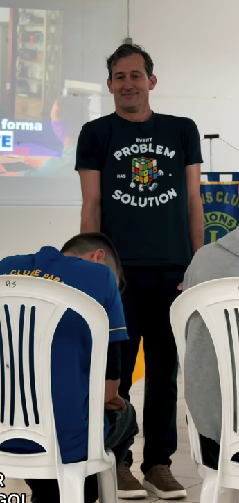 Edney Prigol interage com participante durante o curso de oratória do Lions Clube Paraíso