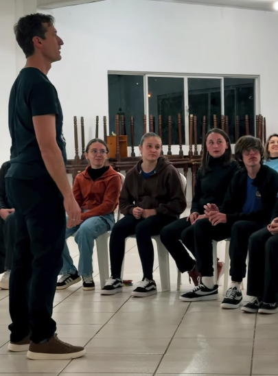 Jovens do Lions Clube Paraíso reunidos em roda durante o curso de oratória com Edney Prigol