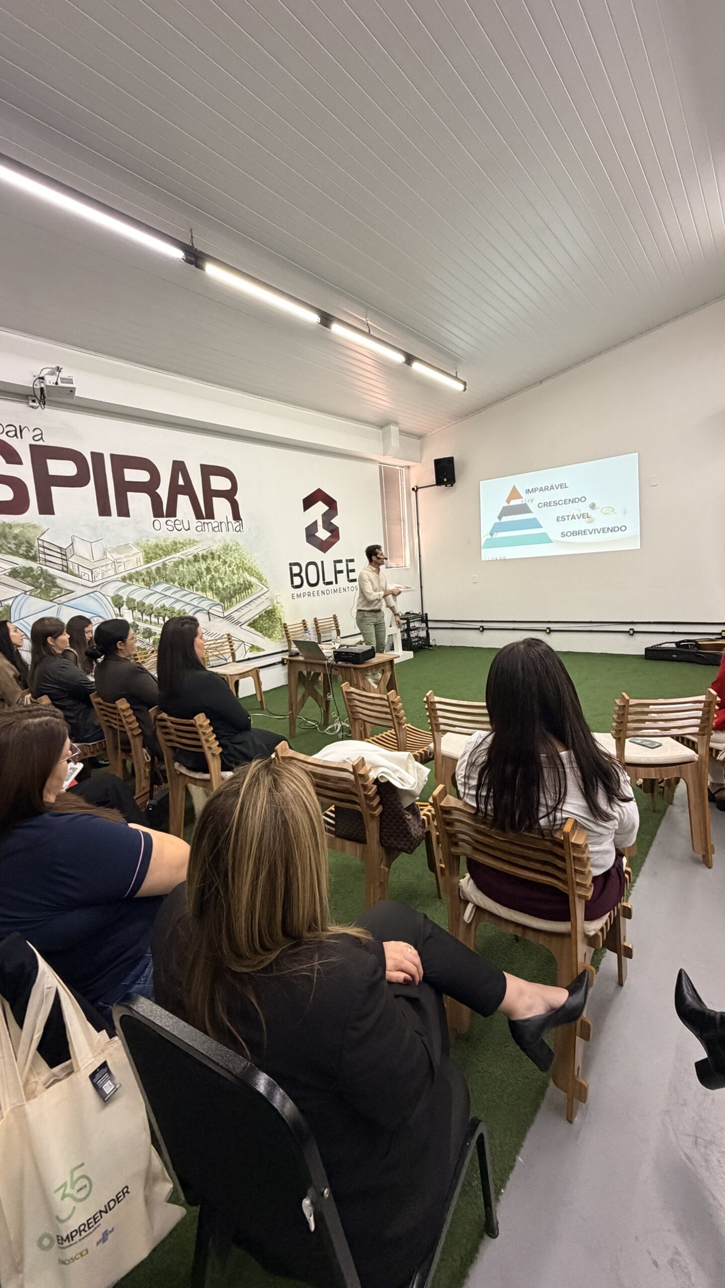 Edney Prigol apresenta o modelo de Liderança Imparável durante a Master Class na ACISMO