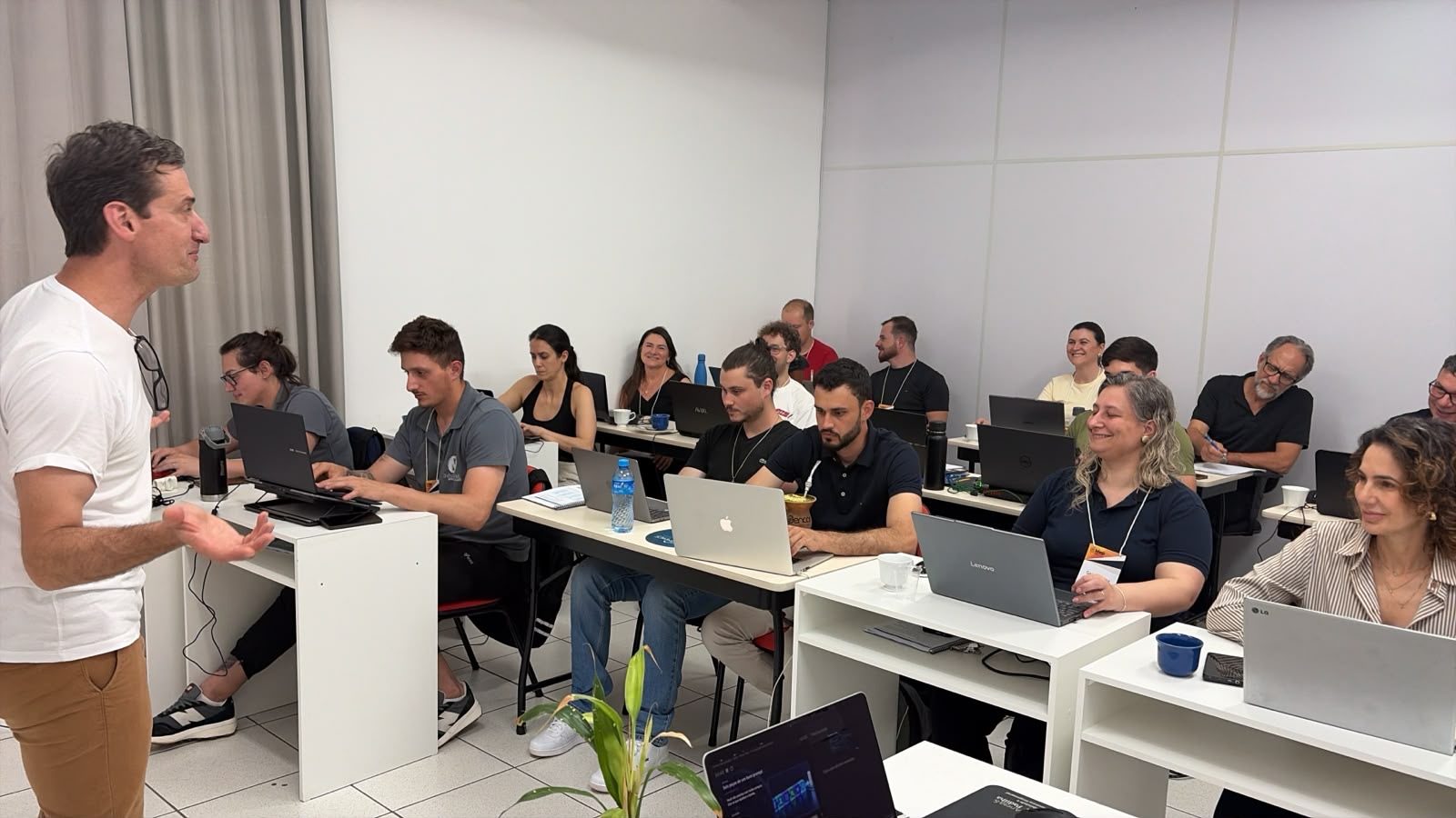 Edney Prigol conversa com a turma durante o treinamento Inteligência Artificial para Negócios do Núcleo de Gestão de Excelência, em São Miguel do Oeste