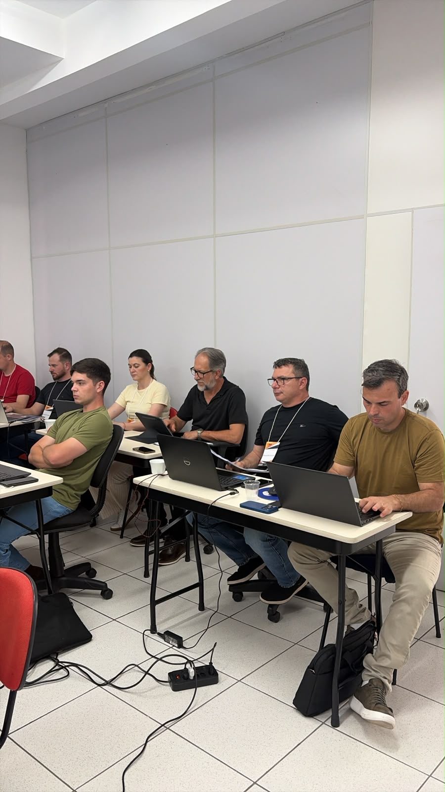 Participantes trabalham nos notebooks durante as atividades práticas do treinamento de inteligência artificial aplicada aos negócios