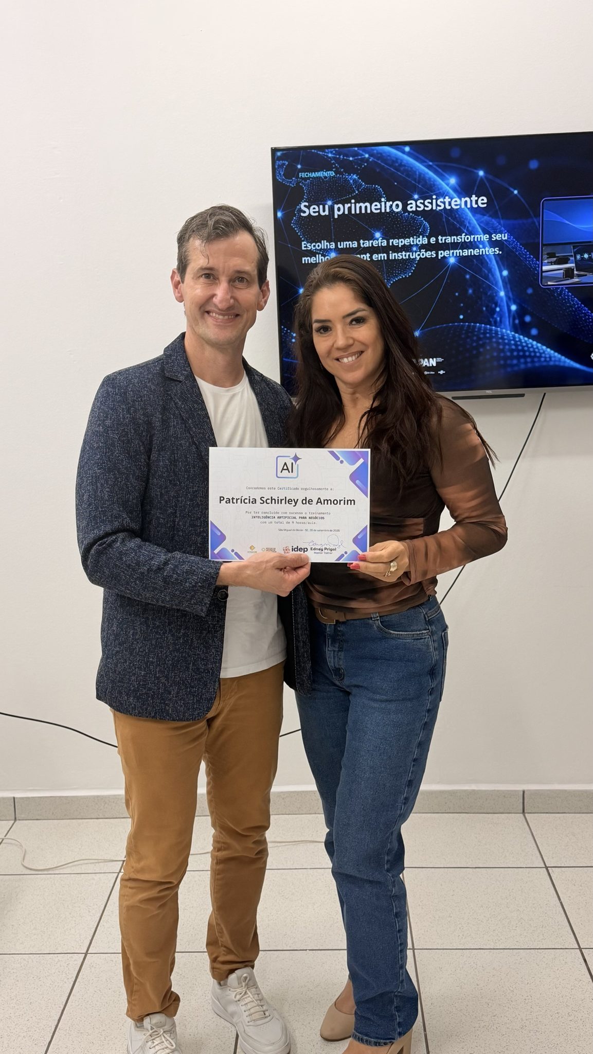 Patrícia Schirley de Amorim recebe de Edney Prigol o certificado de conclusão no treinamento Inteligência Artificial para Negócios do Núcleo de Gestão de Excelência, em São Miguel do Oeste