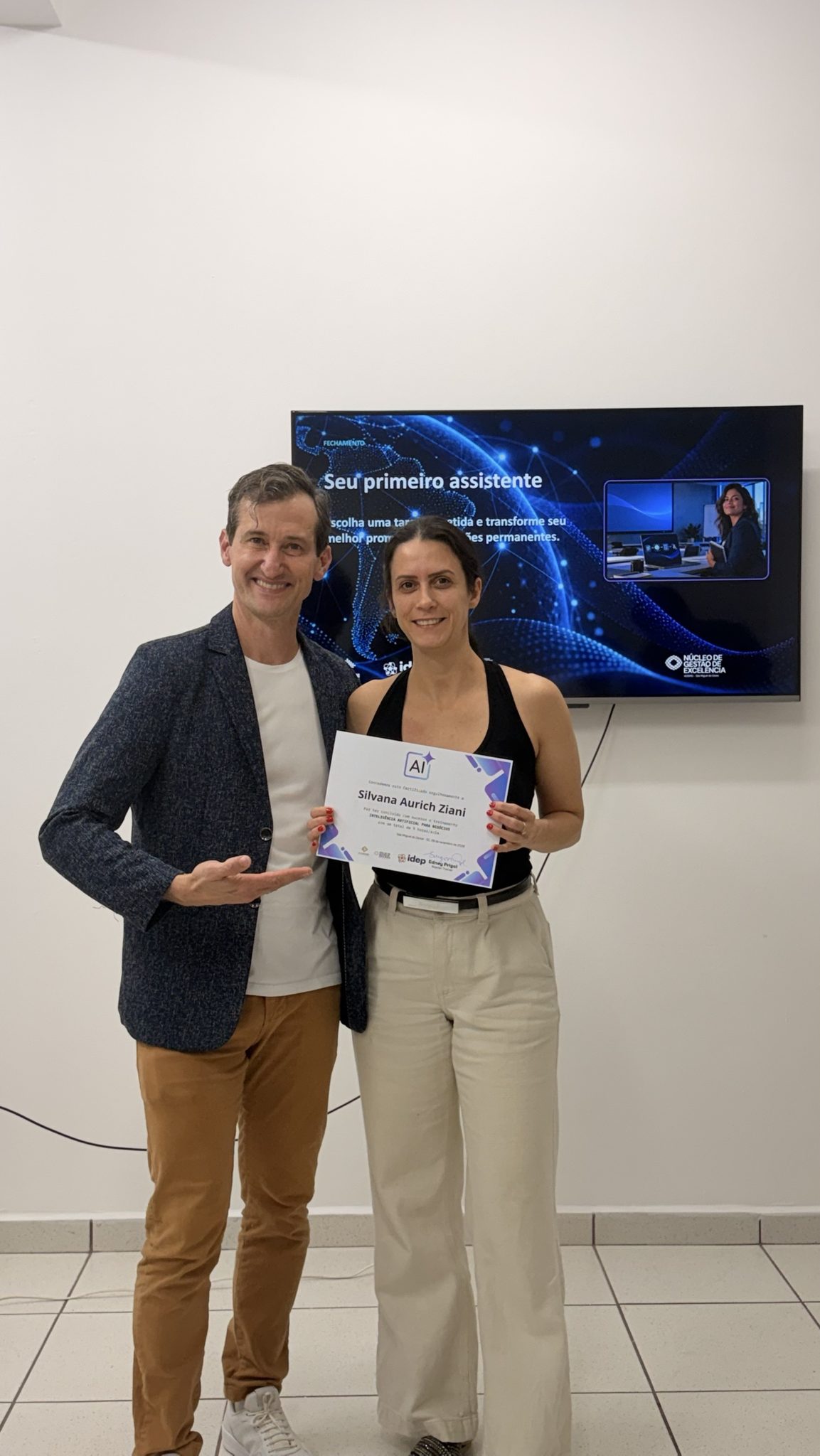 Silvana Aurich Ziani recebe de Edney Prigol o certificado de conclusão no treinamento Inteligência Artificial para Negócios do Núcleo de Gestão de Excelência, em São Miguel do Oeste