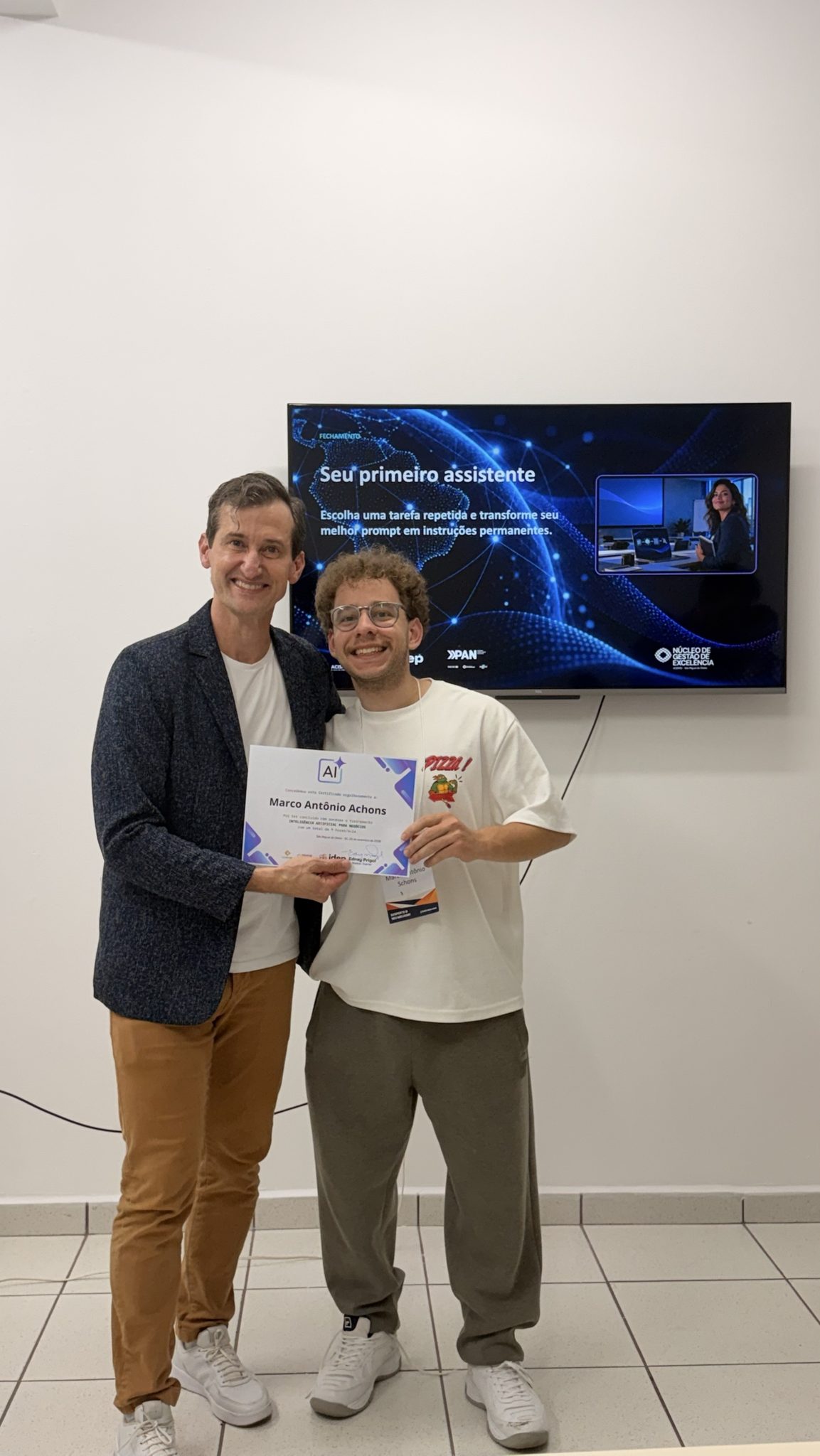 Marco Antônio Schons recebe de Edney Prigol o certificado de conclusão no treinamento Inteligência Artificial para Negócios do Núcleo de Gestão de Excelência, em São Miguel do Oeste