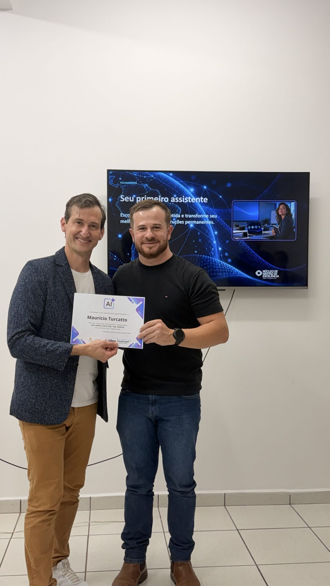 Mauricio Turcatto recebe de Edney Prigol o certificado de conclusão no treinamento Inteligência Artificial para Negócios do Núcleo de Gestão de Excelência, em São Miguel do Oeste