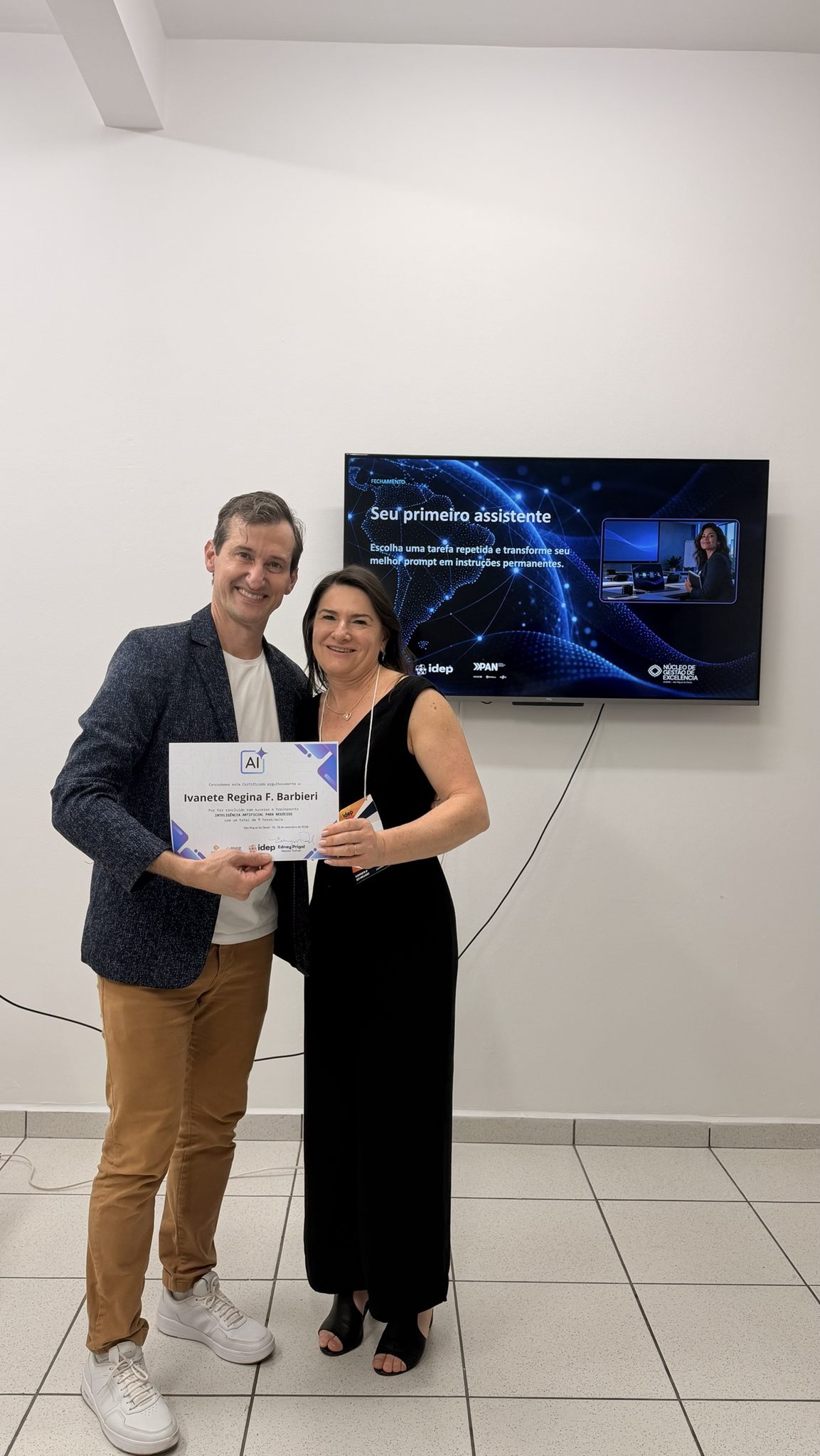 Ivanete Regina F. Barbieri recebe de Edney Prigol o certificado de conclusão no treinamento Inteligência Artificial para Negócios do Núcleo de Gestão de Excelência, em São Miguel do Oeste