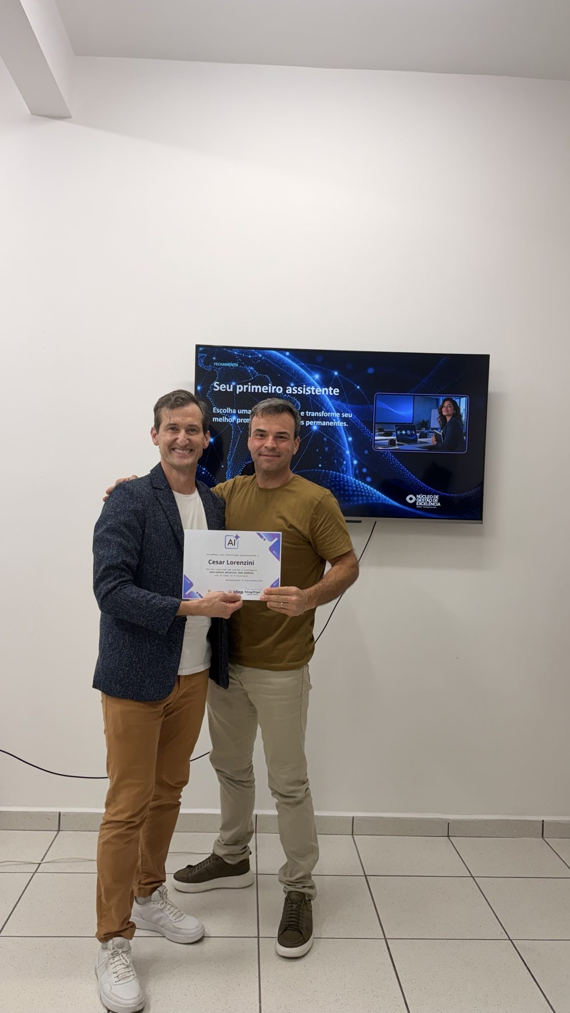 Cesar Lorenzini recebe de Edney Prigol o certificado de conclusão no treinamento Inteligência Artificial para Negócios do Núcleo de Gestão de Excelência, em São Miguel do Oeste