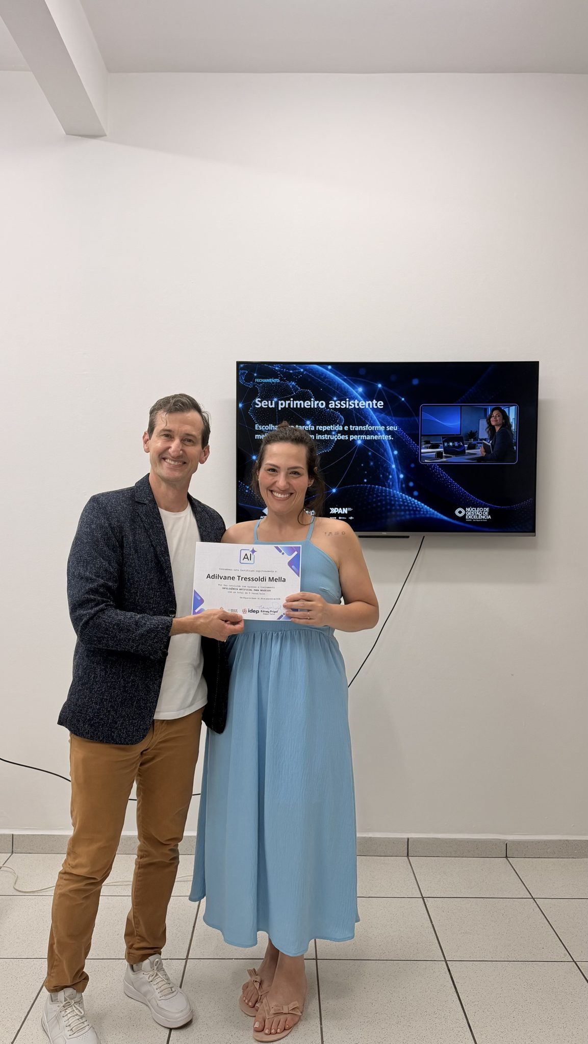 Adilvane Tressoldi Mella recebe de Edney Prigol o certificado de conclusão no treinamento Inteligência Artificial para Negócios do Núcleo de Gestão de Excelência, em São Miguel do Oeste