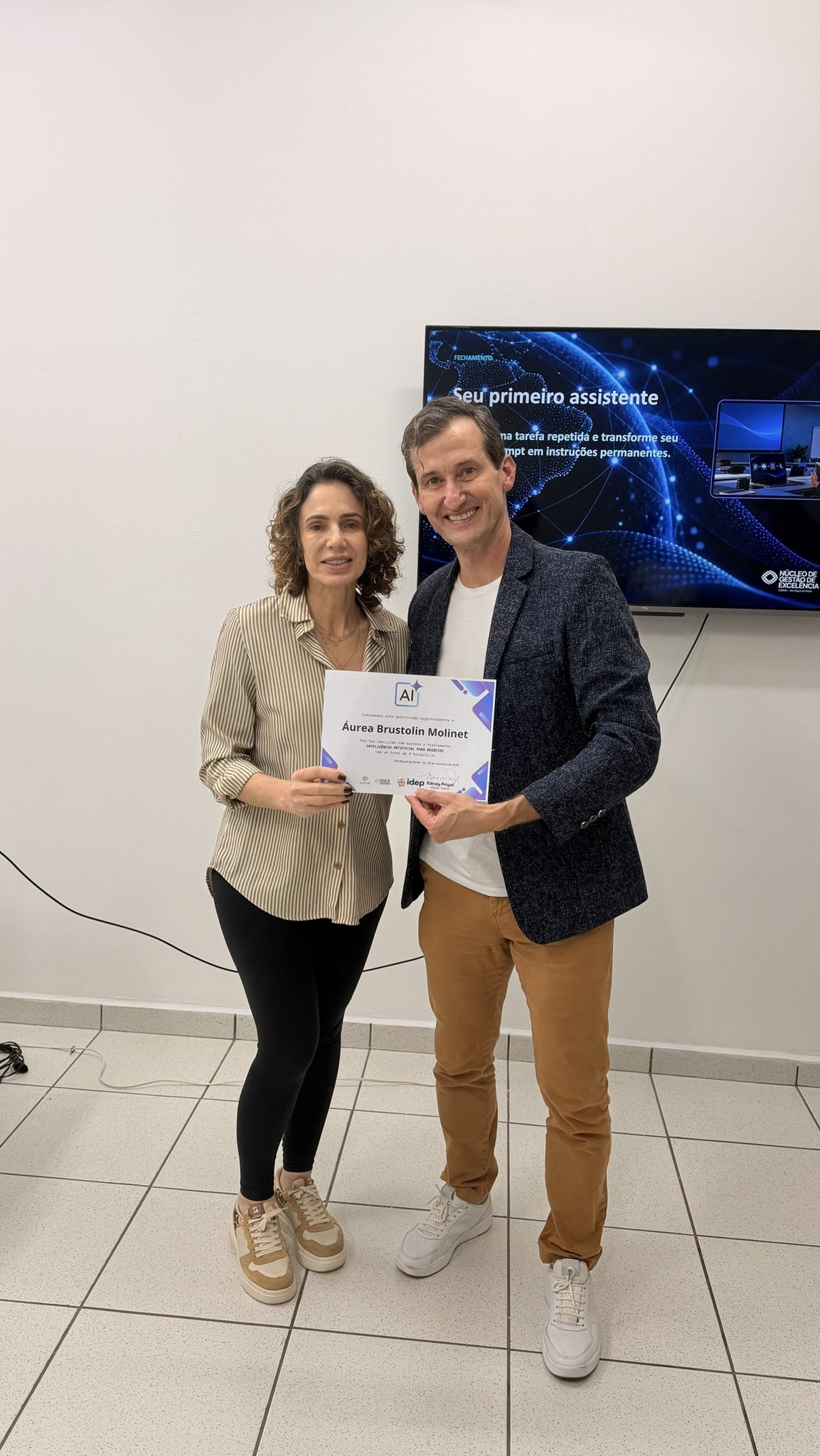 Áurea Brustolin Molinet recebe de Edney Prigol o certificado de conclusão no treinamento Inteligência Artificial para Negócios do Núcleo de Gestão de Excelência, em São Miguel do Oeste