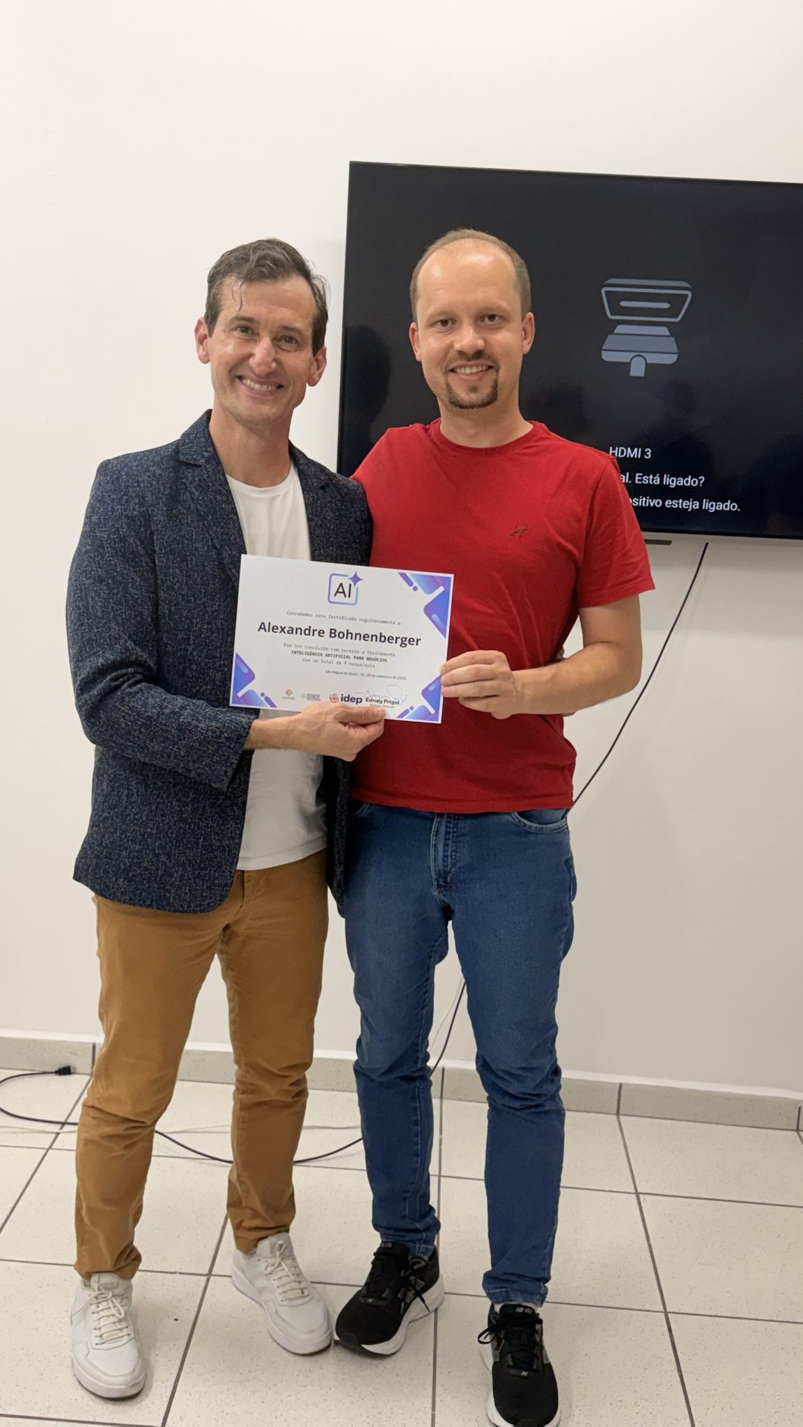 Alexandre Bohnenberger recebe de Edney Prigol o certificado de conclusão no treinamento Inteligência Artificial para Negócios do Núcleo de Gestão de Excelência, em São Miguel do Oeste
