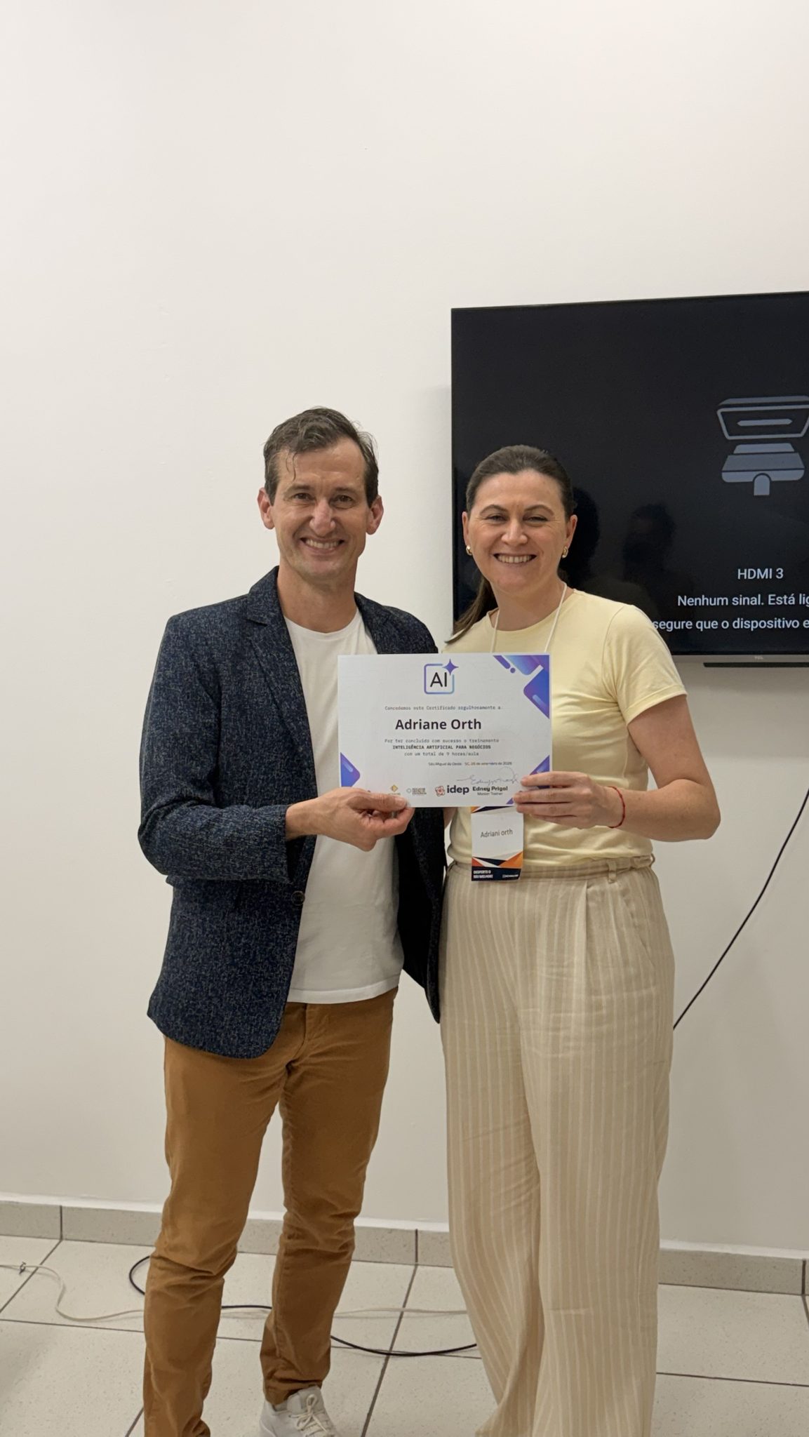 Adriane Orth recebe de Edney Prigol o certificado de conclusão no treinamento Inteligência Artificial para Negócios do Núcleo de Gestão de Excelência, em São Miguel do Oeste