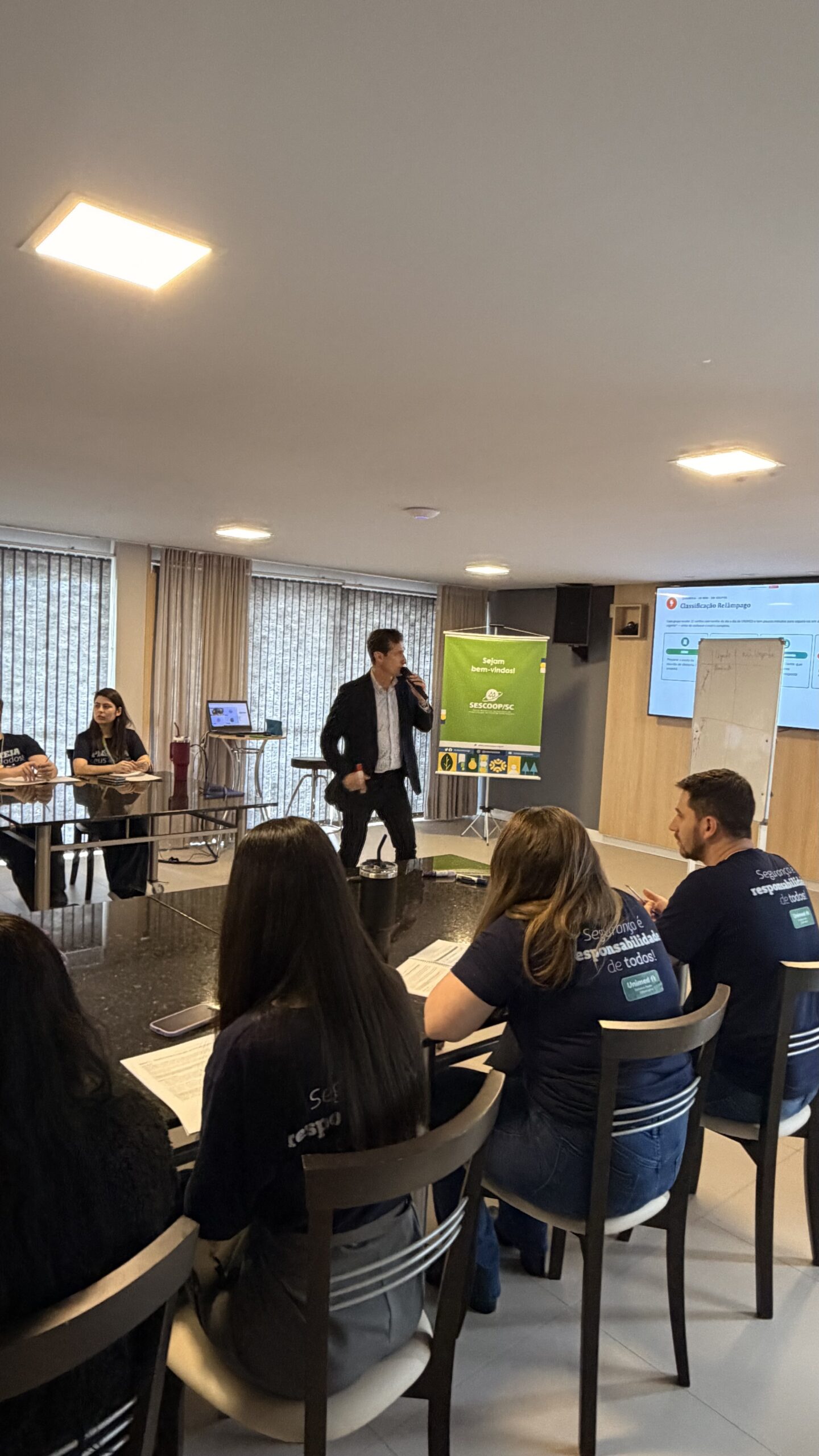 Instrutor Edney Prigol conduz treinamento de autorresponsabilidade e gestão do tempo para colaboradores da Unimed Extremo Oeste