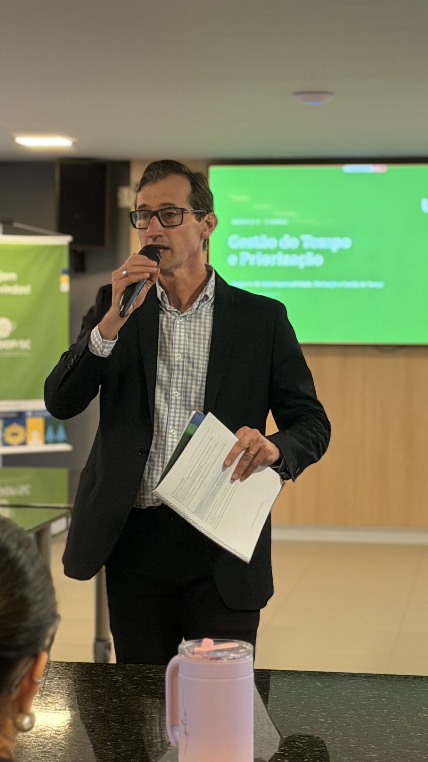 Edney Prigol apresenta o módulo Gestão do Tempo e Priorização no treinamento da Unimed Extremo Oeste