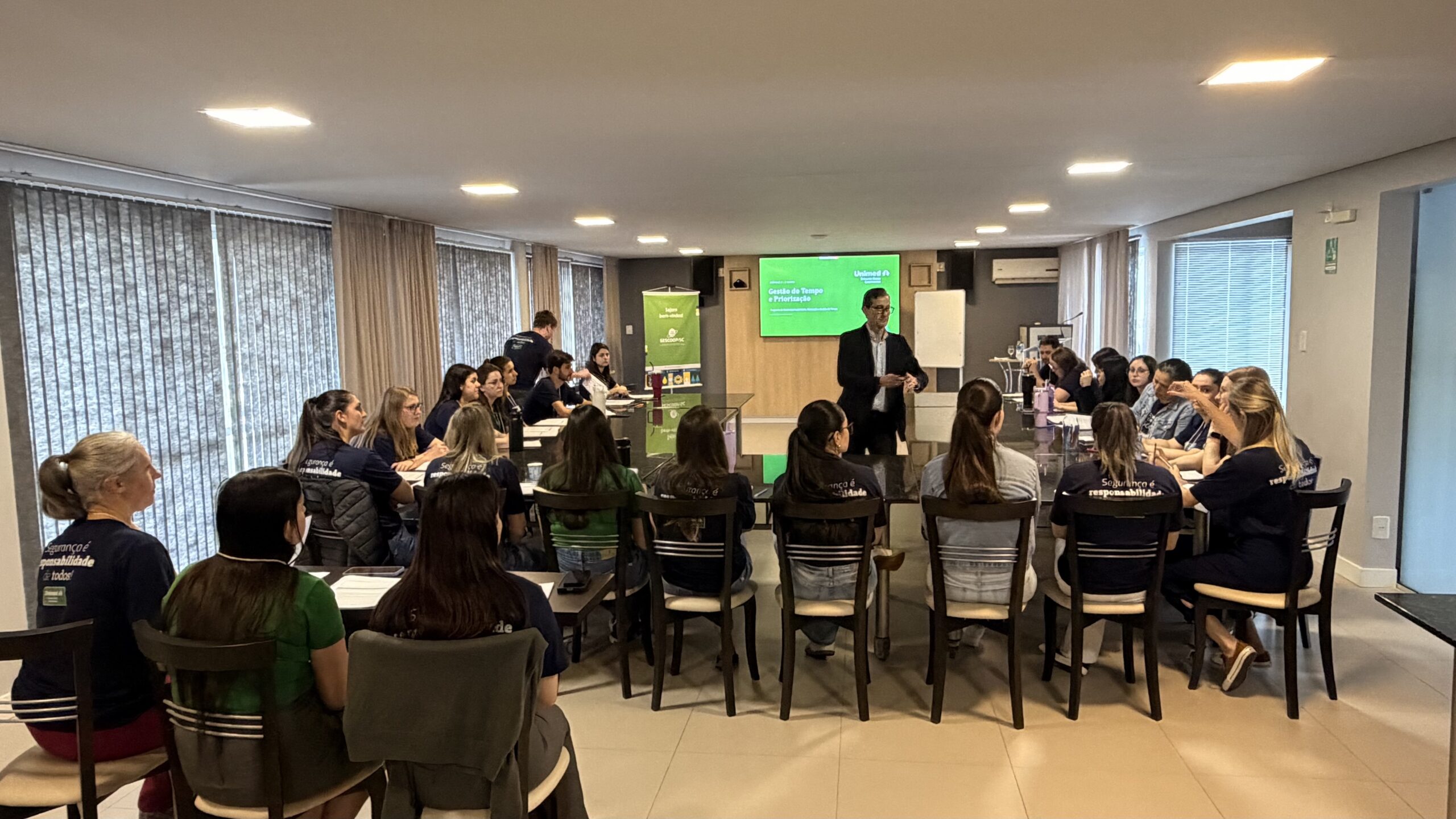 Instrutor do Instituto IDEP interage com participantes durante dinâmica do treinamento