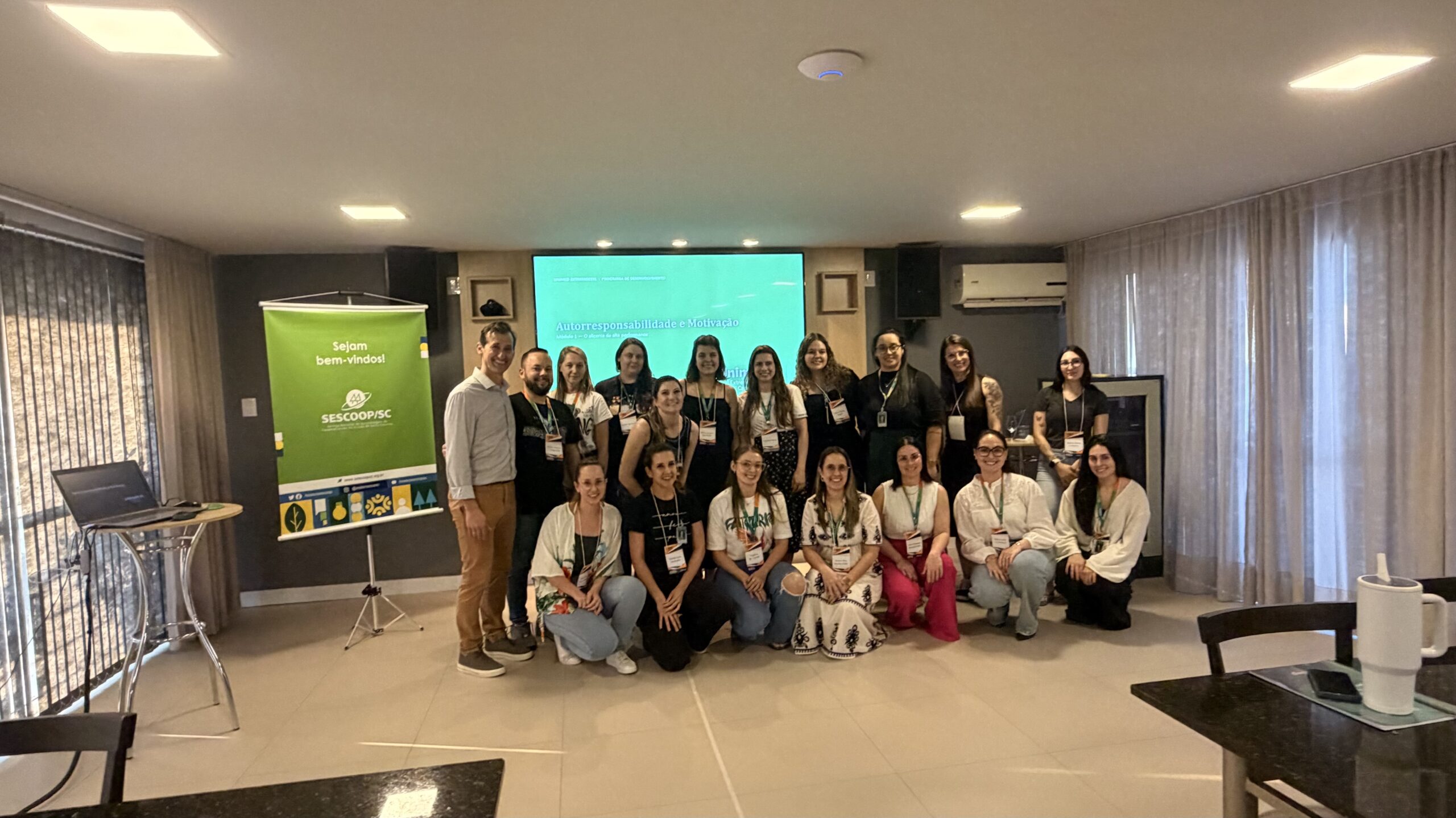 Foto em grupo dos participantes do módulo Autorresponsabilidade e Motivação, treinamento Sescoop/SC e Unimed