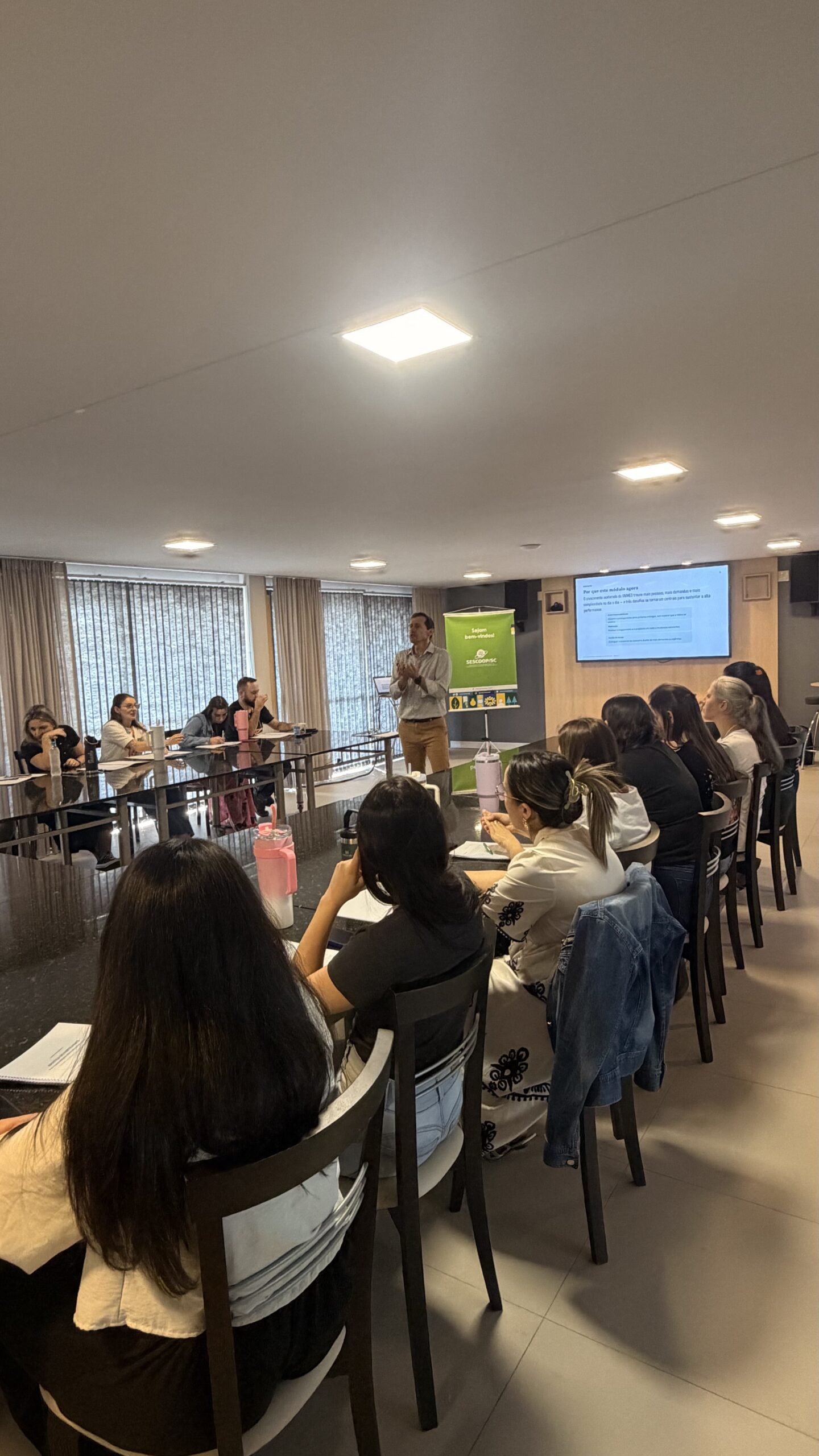 Participantes acompanham apresentação sobre gestão do tempo no auditório da Unimed Extremo Oeste