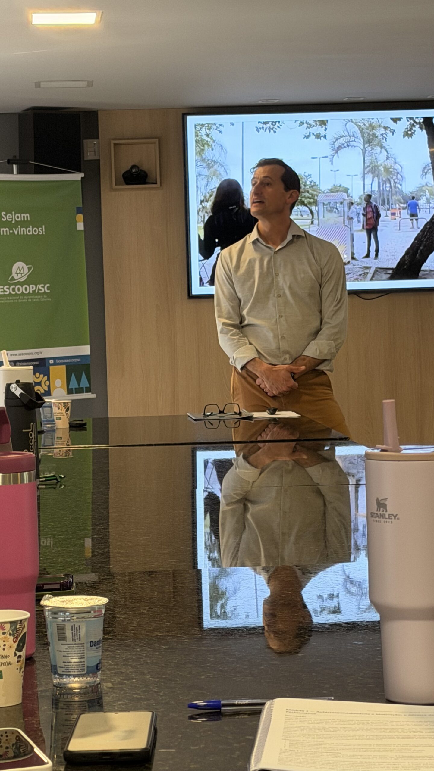 Edney Prigol, instrutor do Instituto IDEP, durante o treinamento corporativo para a Unimed Extremo Oeste