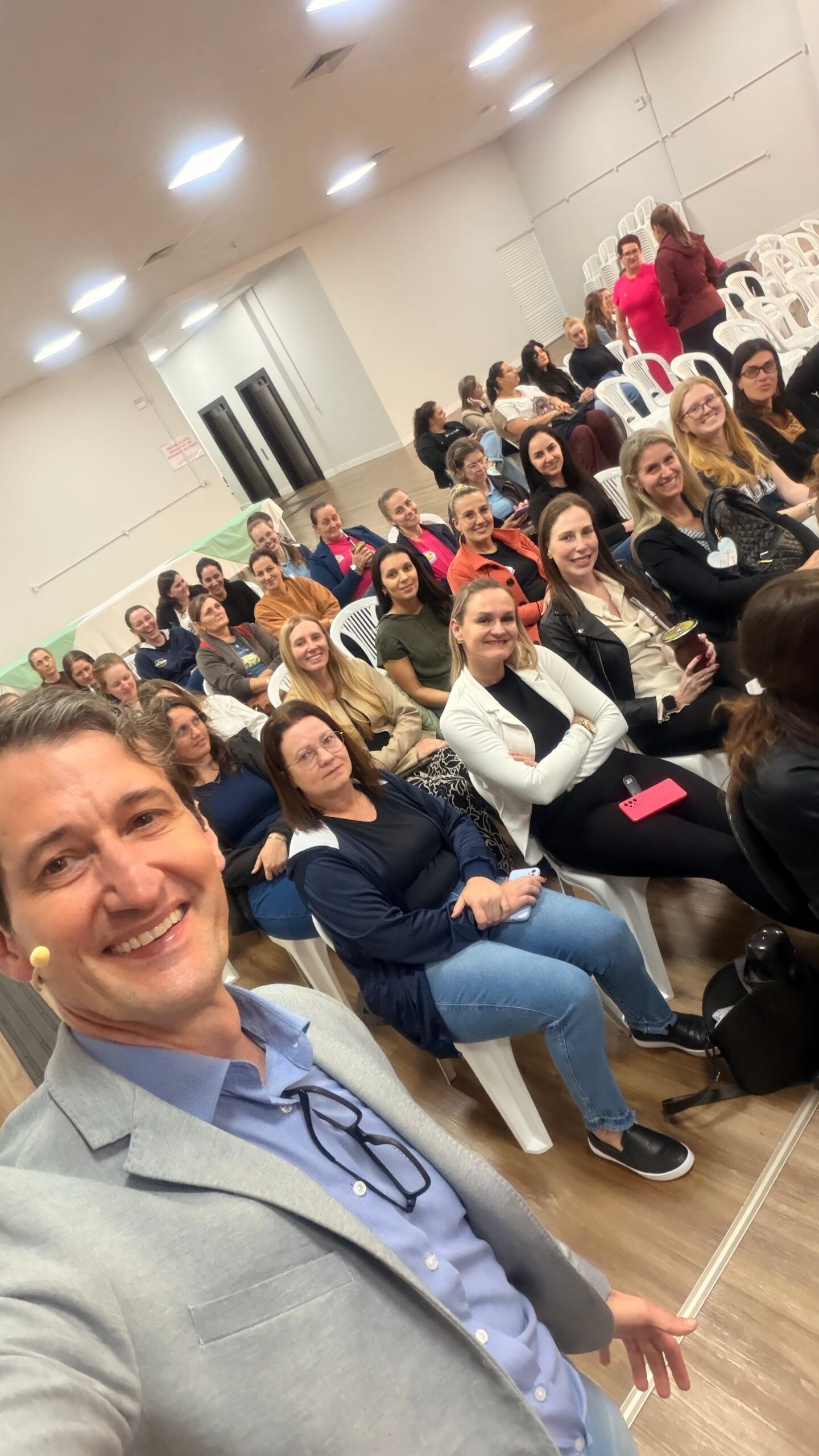 Edney Prigol faz selfie com servidores da educação de Iporã do Oeste sentados na plateia durante a palestra