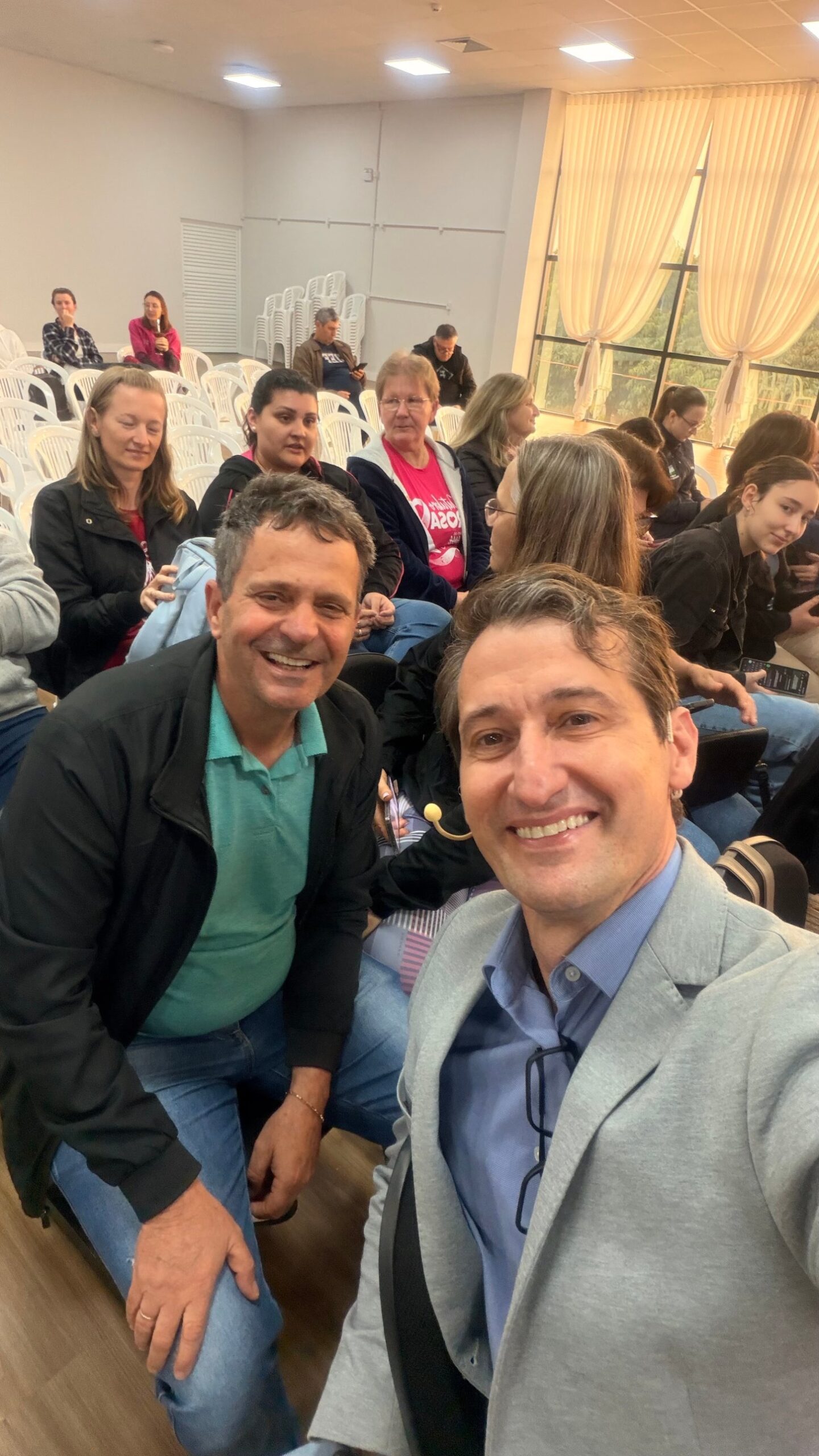 Edney Prigol faz selfie com um servidor da educação de Iporã do Oeste antes do início da palestra