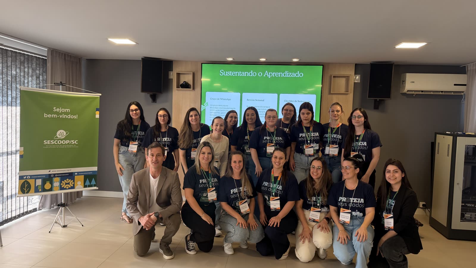 Turma do treinamento de gestão do tempo da Unimed Extremo Oeste Catarinense reunida com o treinador Edney Prigol no encerramento, em São Miguel do Oeste