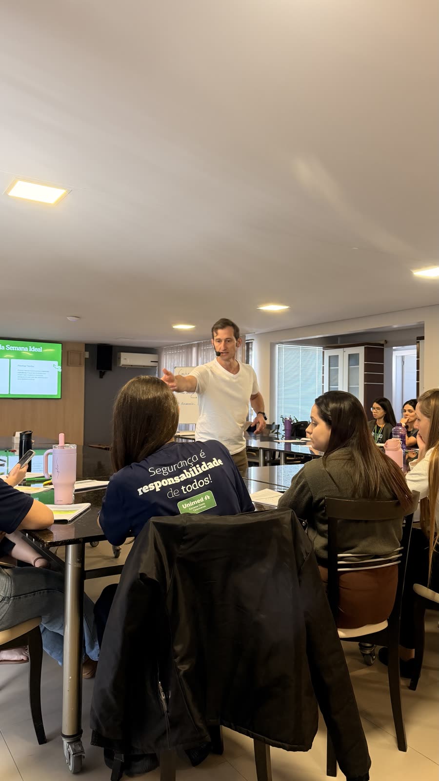 Visão geral da sala de treinamento da Unimed durante a atividade Design da Semana Ideal, conduzida pelo Instituto IDEP