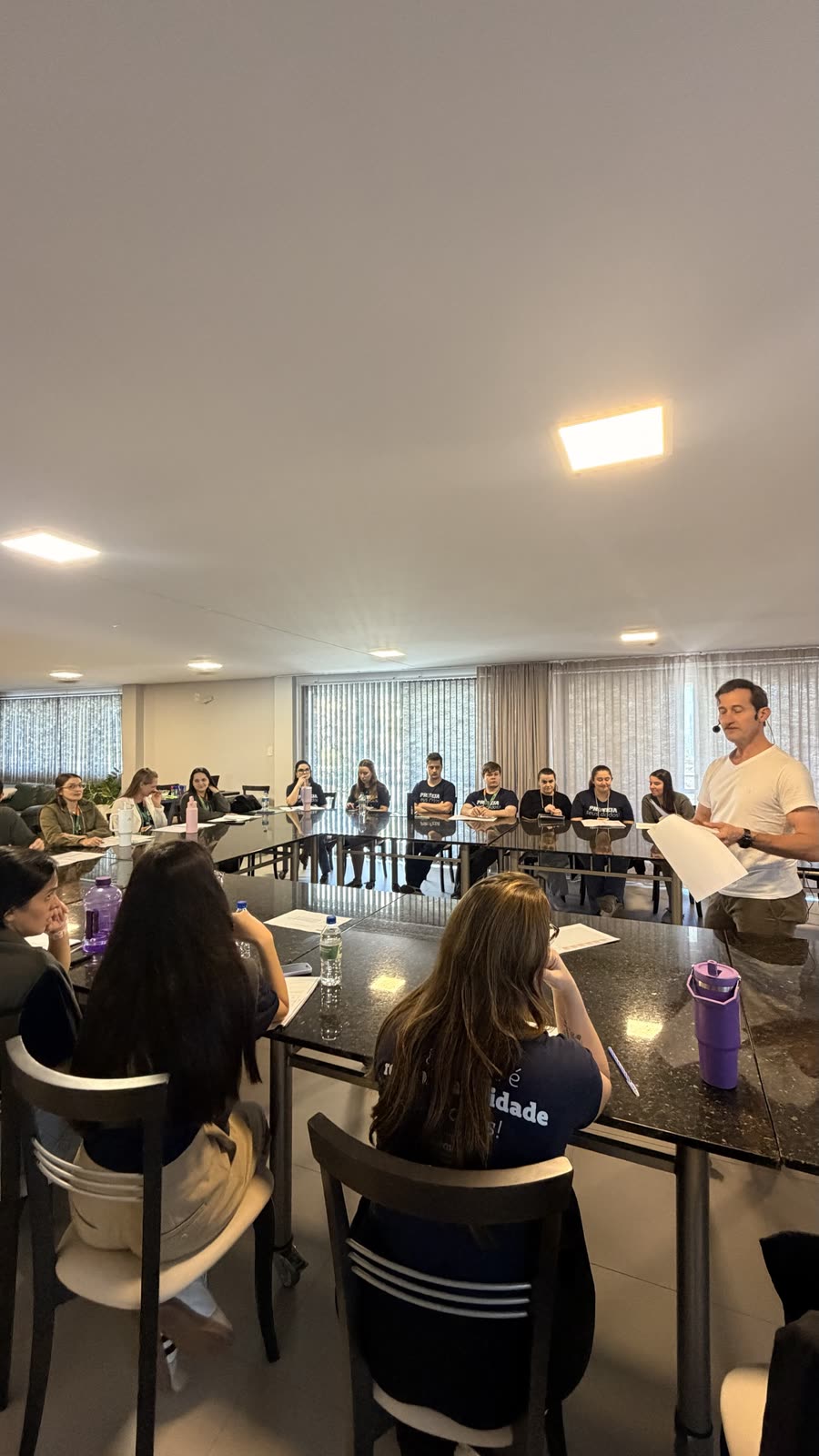 Treinador Edney Prigol interage com participantes da Unimed Extremo Oeste durante exercício de planejamento semanal