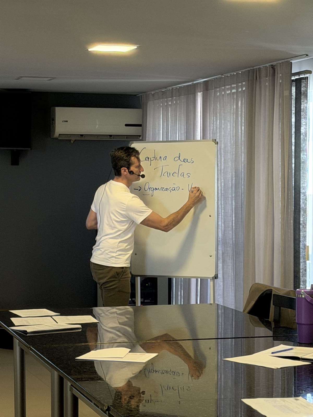 Edney Prigol escreve Captura das Tarefas no flipchart durante o treinamento de gestão do tempo