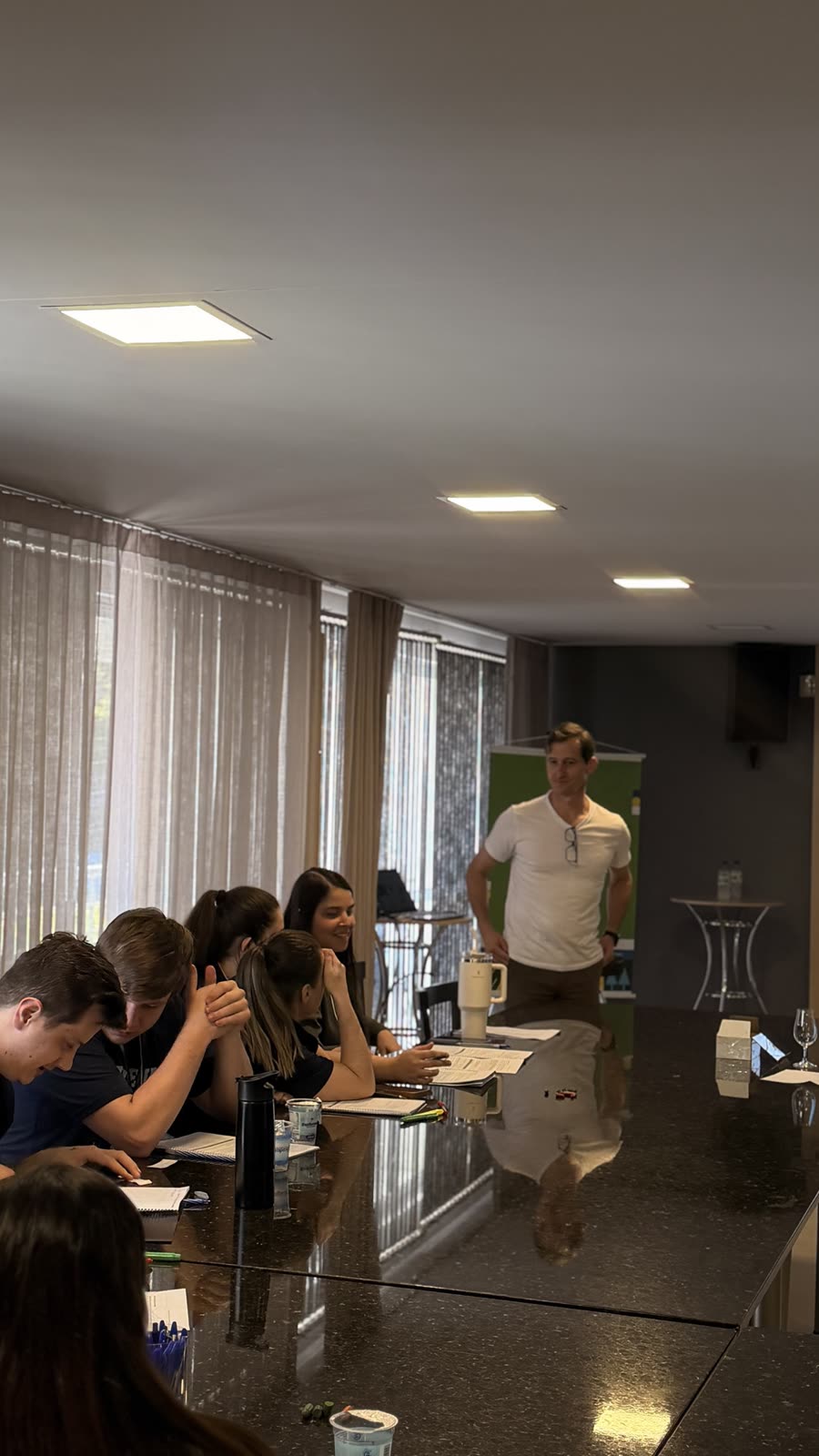 Apostila do treinamento e cartões com situações reais da rotina usados em dinâmica de priorização de tarefas