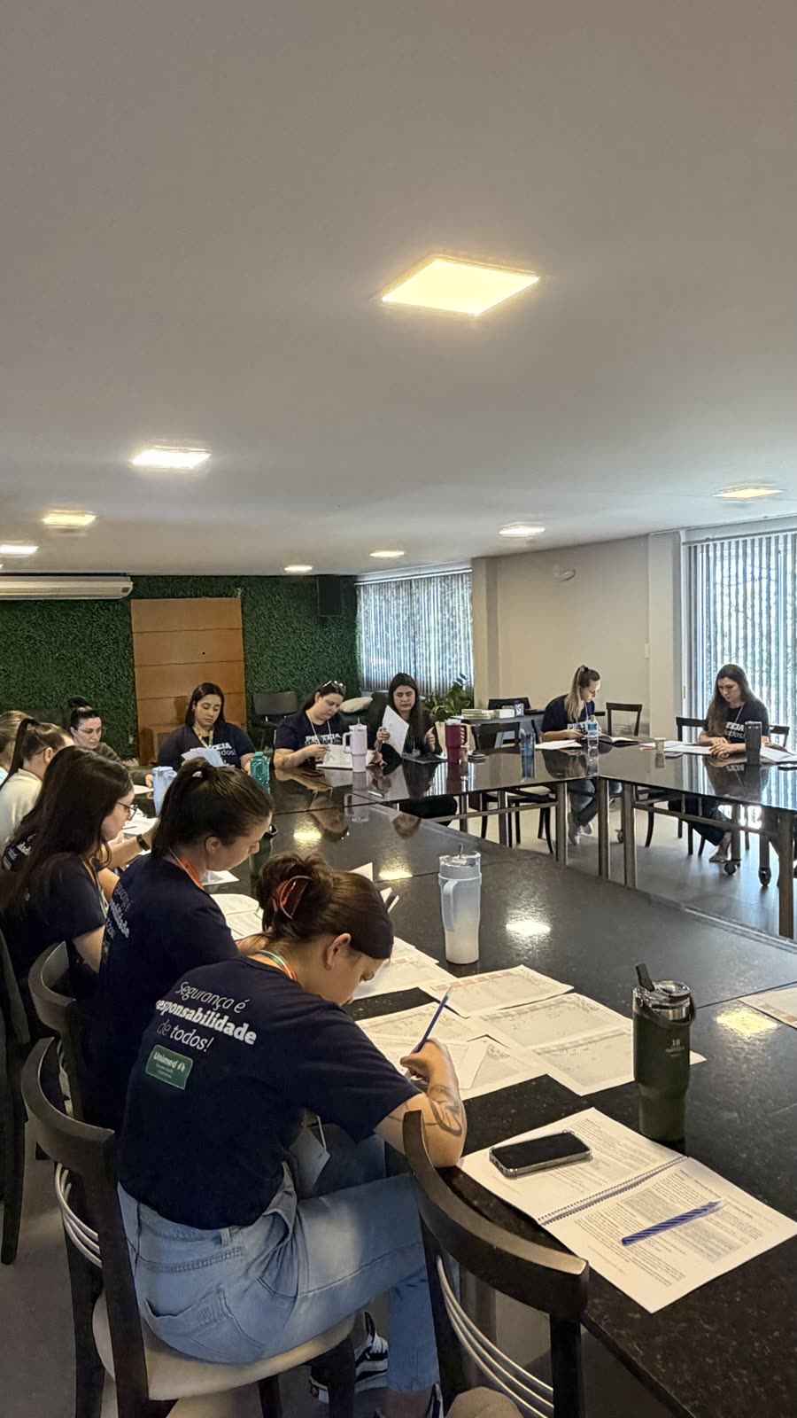 Colaboradoras da Unimed preenchem exercícios de classificação e priorização de atividades na apostila