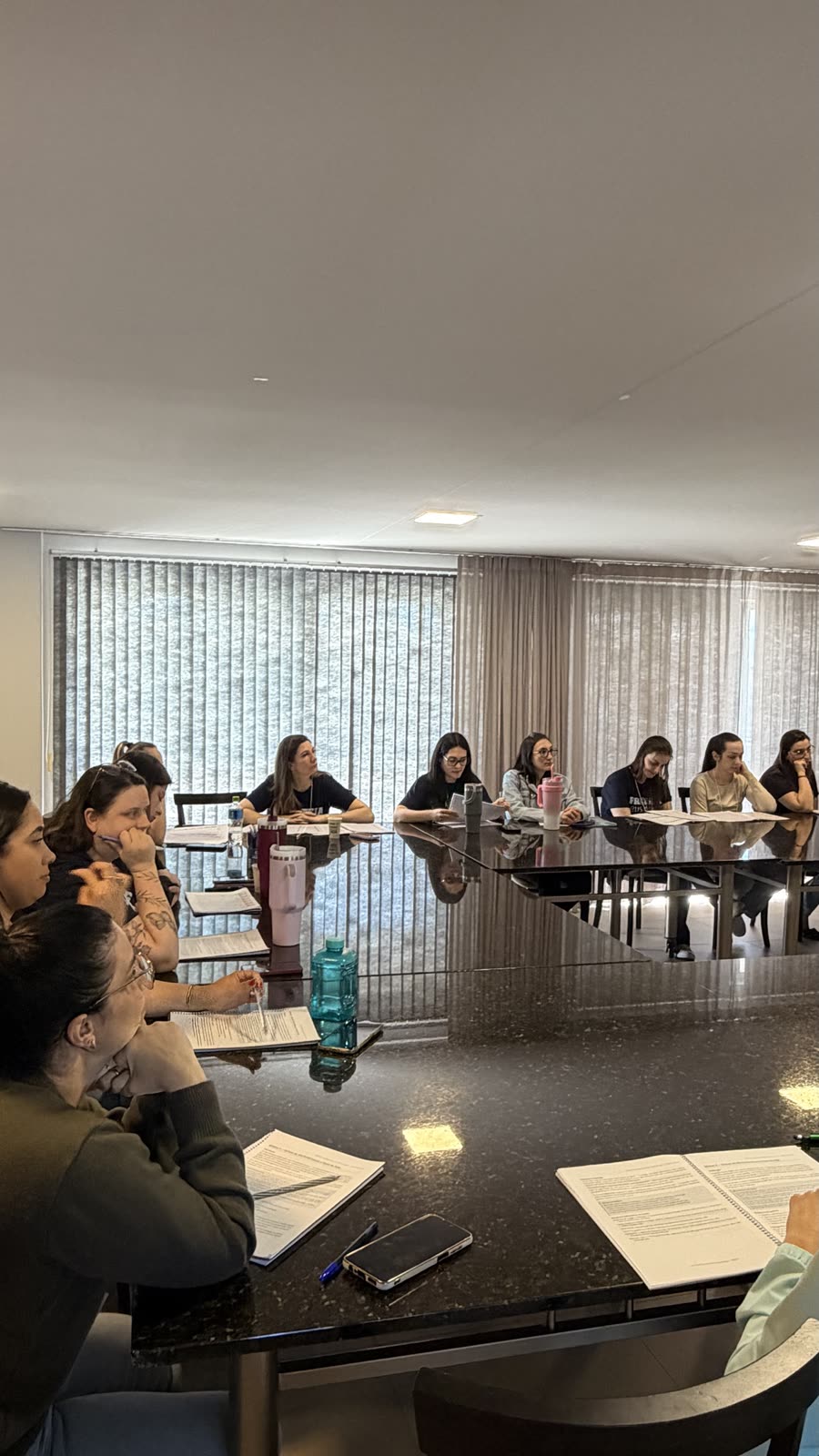 Participantes atentas às discussões em grupo no treinamento de autorresponsabilidade e gestão do tempo