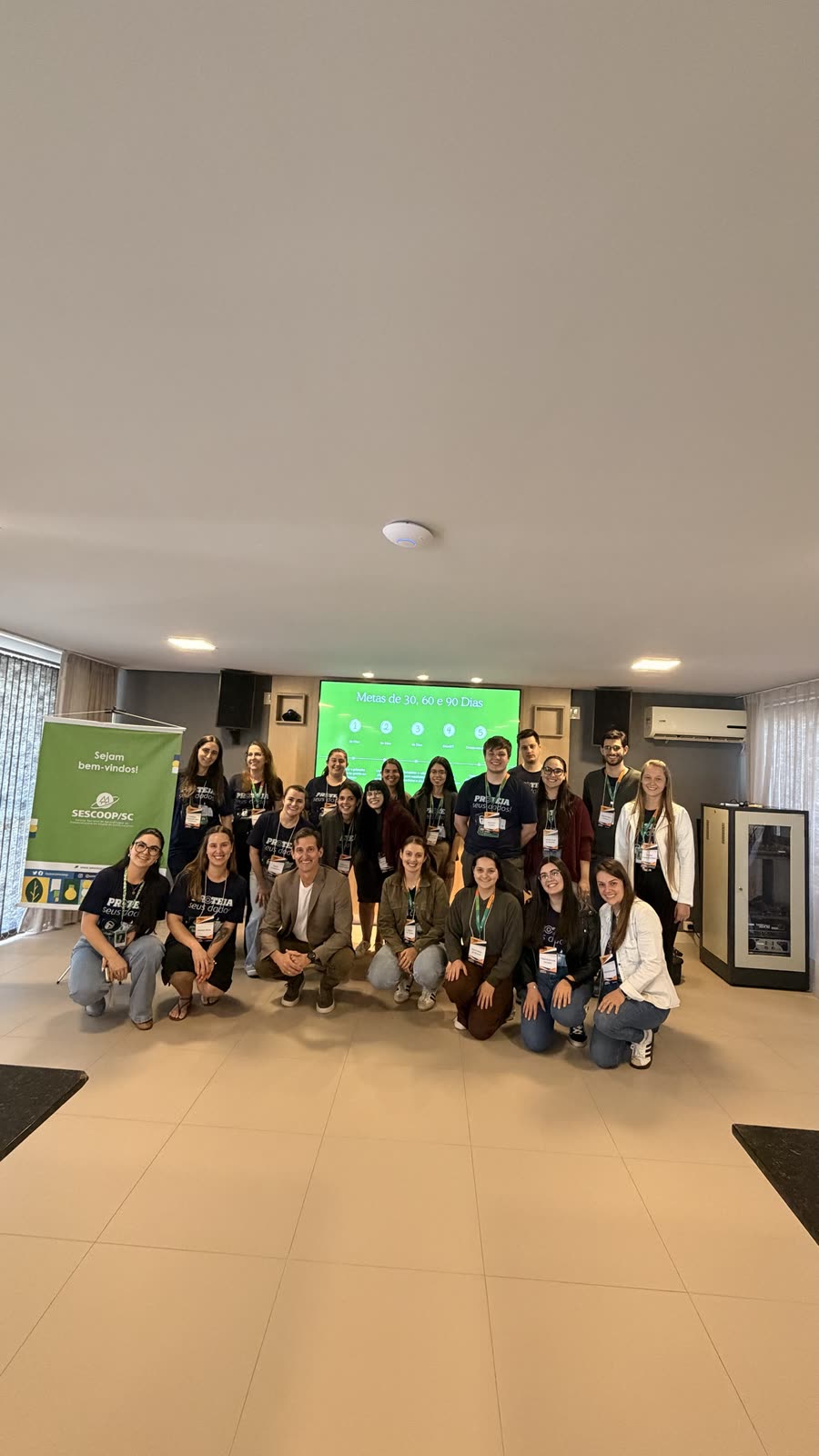 Segunda turma do treinamento da Unimed Extremo Oeste Catarinense com Edney Prigol, em frente ao slide Metas de 30, 60 e 90 Dias